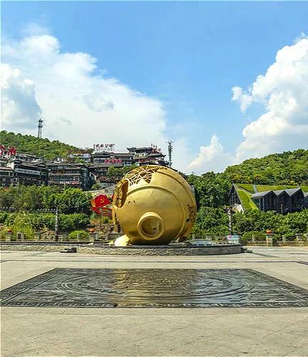 位于茅臺(tái)鎮(zhèn)的1915廣場(chǎng)