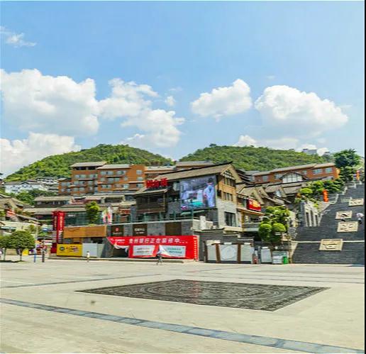 位于茅臺(tái)鎮(zhèn)的1915廣場(chǎng)。